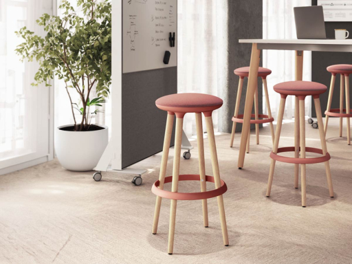 Tabouret coloré pieds bois BUMP avec repose pieds, fabriqué en Espagne