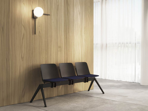 Banc d'attente pour 2 à 5 places BOW en polypropylène et assise tapissée, fabrication espagnole