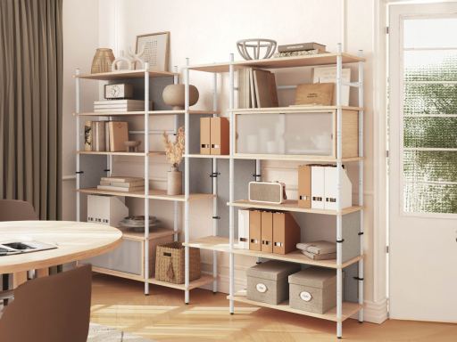 Bibliothèque haute avec étagères en bois, structure métallique, panneaux acoustiques et portes