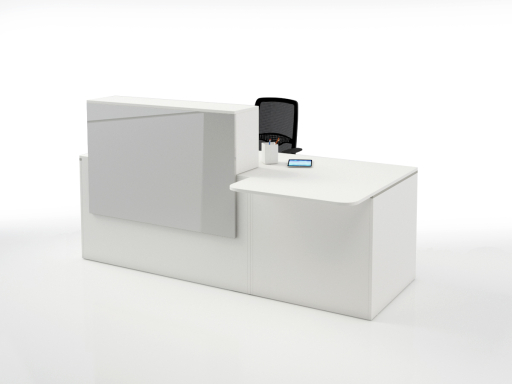 Bureau d'accueil contemporain avec poste pour personne à mobilité réduite