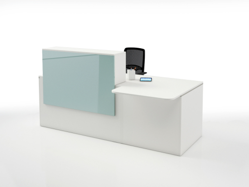 Bureau d'accueil contemporain avec poste pour personne à mobilité réduite