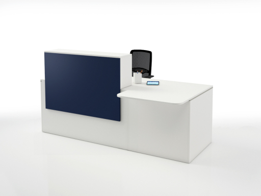 Bureau d'accueil contemporain avec poste pour personne à mobilité réduite