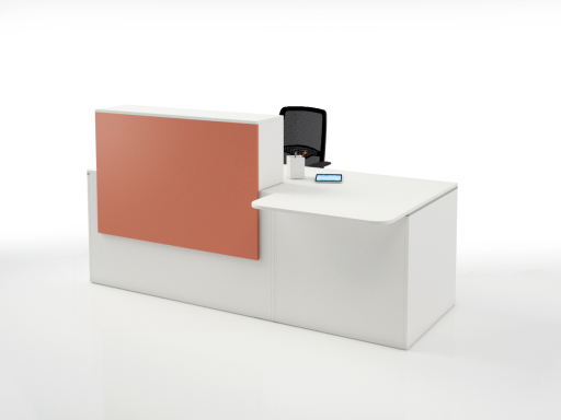 Bureau d'accueil contemporain avec poste pour personne à mobilité réduite