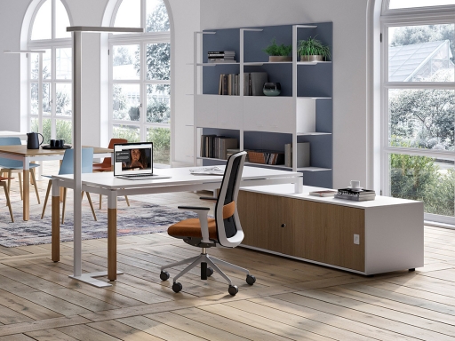 Bureau en angle avec piétement bois sur meuble de rangement