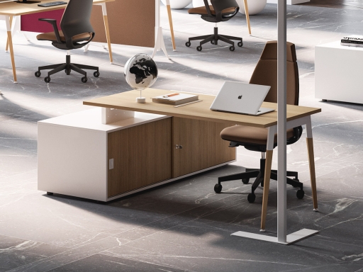 Bureau d'angle avec piétement bois sur meuble de rangement