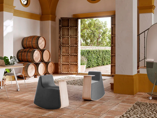 Pouf à bascule avec tablette auxiliaire DOKI, fabriqué en Espagne