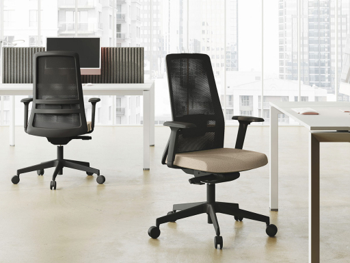 Siège de travail ergonomique avec dossier résille, assise tapissée et soutien lombaire