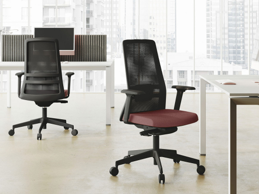 Siège de travail ergonomique avec dossier résille, assise tapissée et soutien lombaire