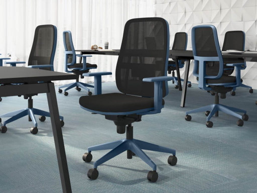 Siège de travail avec coque bleue, dossier résille noir et tissu