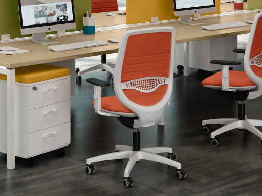 Siège de bureau dossier tapissé et structure blanche