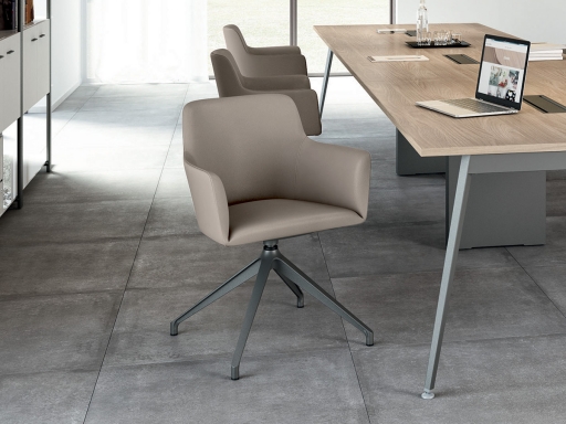 Fauteuil de réunion ESTEL avec base pyramidale en simili cuir; fabriqué en Italie