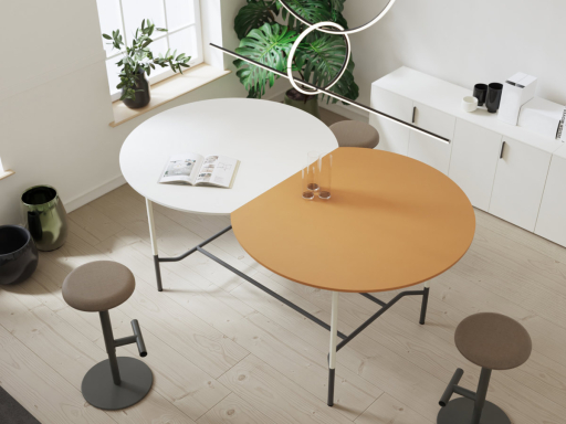 Table haute bicolore en forme de 8, fabriqué en Italie