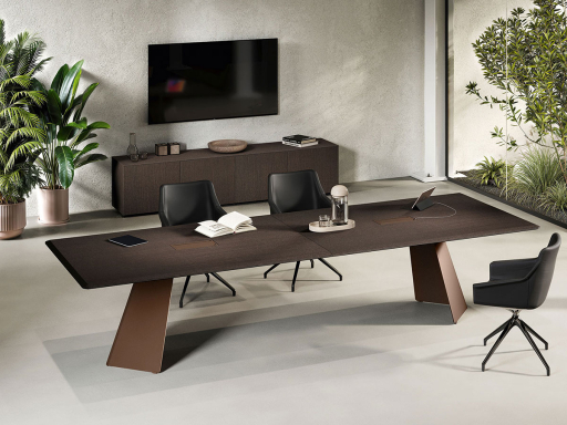 Table de réunion avec pieds en forme de V et plateau biseauté IONIQ, fabriqué en Italie